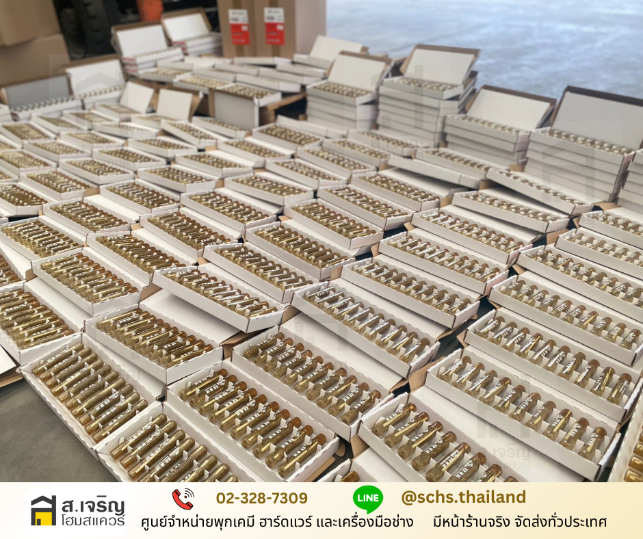 ภาพมุมกว้างของ พุกเคมี M16 ชนิดหลอดแก้ว จำนวนมากที่บรรจุในกล่อง ถูกจัดวางเรียงบนพื้นคลังสินค้า พร้อมจัดส่ง โดยมีรถยก (Forklift) อยู่ด้านหลัง