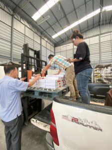 การขนส่งสินค้า พุกเคมี M16 และ เหล็กสตัด ขึ้นรถกระบะด้วยรถยก (Forklift) เพื่อจัดส่งถึงหน้างานลูกค้า